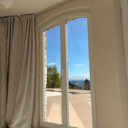 Vue Avec Piscine, Centre à Pieds * Le Lavandou